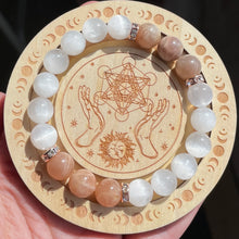 Load image into Gallery viewer, 🌙 🍑Peach Moonstone and Selenite Bracelet🍑🌙

